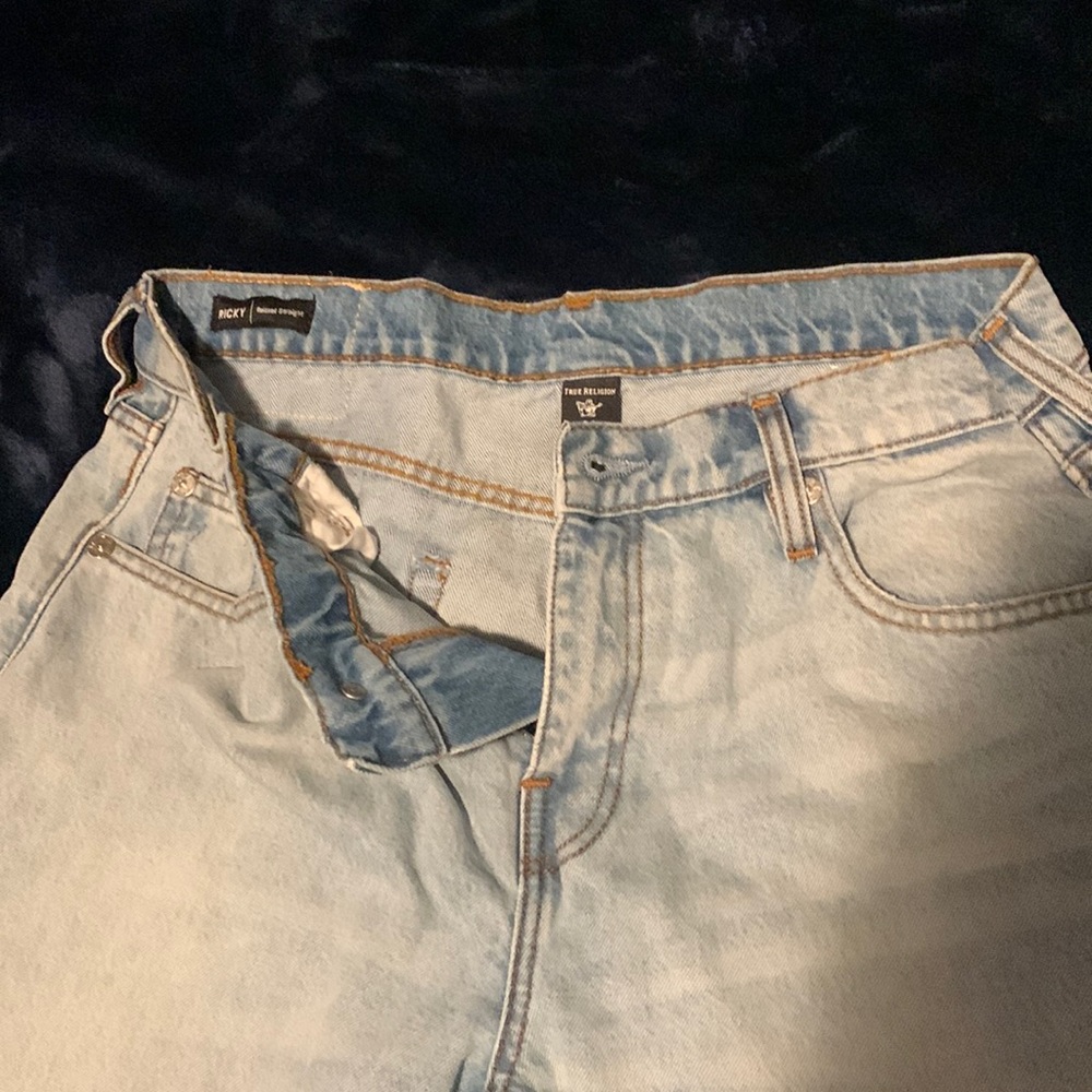 Stay true with Ricky. This men's straight jean features fading,  size 34